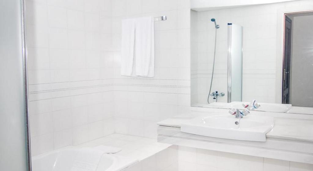 Apartamento de 3 dormitorios con vistas al mar (6 adultos)